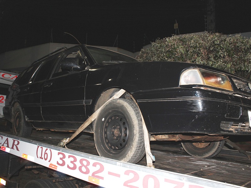 Foto 3 de 6 — Trio armado é preso após roubar caminhonete; no veículo havia malote com R$ 60 mil